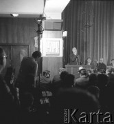24.01.1971, Szczecin, Polska.
Miesiąc po zakończeniu grudniowych strajków 1970 roku, robotnicy Szczecina znów zastrajkowali. Na rozmowy z nimi, do Stoczni im. A. Warskiego, przyjechał I sekretarz KC PZPR Edward Gierek z przedstawicielami rządu. Nz. przemawia Edward Gierek, I sekretarz KC PZPR. Po jego lewej Franciszek Szlachcic (minister spraw wewnętrznych), Franciszek Wilanowski (członek Komitetu Strajkowego), Piotr Jaroszewicz (premier). Świetlica Stoczni Szczecińskiej im. Adolfa Warskiego.
Fot. Maciej Jasiecki, zbiory Ośrodka KARTA