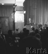 24.01.1971, Szczecin, Polska.
Miesiąc po zakończeniu grudniowych strajków 1970 roku, robotnicy Szczecina znów zastrajkowali. Na rozmowy z nimi, do Stoczni im. A. Warskiego, przyjechał I sekretarz KC PZPR Edward Gierek z przedstawicielami rządu. Nz. przemawia Edward Gierek, I sekretarz KC PZPR. Po jego lewej Franciszek Szlachcic (minister spraw wewnętrznych), Franciszek Wilanowski (członek Komitetu Strajkowego), Piotr Jaroszewicz (premier). Świetlica Stoczni Szczecińskiej im. Adolfa Warskiego.
Fot. Maciej Jasiecki, zbiory Ośrodka KARTA