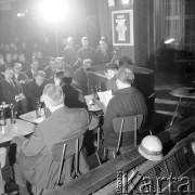 24.01.1971, Szczecin, Polska.
Miesiąc po zakończeniu grudniowych strajków 1970 roku, robotnicy Szczecina znów zastrajkowali. Na rozmowy z nimi, do Stoczni im. A. Warskiego, przyjechał I sekretarz KC PZPR Edward Gierek z przedstawicielami rządu. Nz. stoczniowcy na świetlicy Stoczni Szczecińskiej im. Adolfa Warskiego w czasie spotkania z kierownictwem partyjno-rządowym. 
Fot. Maciej Jasiecki, zbiory Ośrodka KARTA