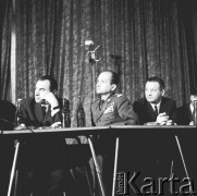 24.01.1971, Szczecin, Polska.
Miesiąc po zakończeniu grudniowych strajków 1970 roku, robotnicy Szczecina znów zastrajkowali. Na rozmowy z nimi, do Stoczni im. A. Warskiego, przyjechał I sekretarz KC PZPR Edward Gierek z przedstawicielami rządu. Nz. od lewej Tadeusz Cenkier (dyrektor stoczni), gen. Wojciech Jaruzelski (minister obrony narodowej), Franciszek Kaim (minister przemysłu ciężkiego). Świetlica Stoczni Szczecińskiej im. Adolfa Warskiego.
Fot. Maciej Jasiecki, zbiory Ośrodka KARTA