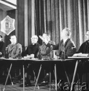 24.01.1971, Szczecin, Polska.
Miesiąc po zakończeniu grudniowych strajków 1970 roku, robotnicy Szczecina znów zastrajkowali. Na rozmowy z nimi, do Stoczni im. A. Warskiego, przyjechał I sekretarz KC PZPR Edward Gierek z przedstawicielami rządu. Nz. od lewej Franciszek Szlachcic (minister spraw wewnętrznych), Franciszek Wilanowski (członek Komitetu Strajkowego), Piotr Jaroszewicz (premier), Edward Gierek (I sekretarz KC PZPR), Edmund Bałuka (przewodniczący Komitetu Strajkowego). Świetlica Stoczni Szczecińskiej im. Adolfa Warskiego.  
Fot. Maciej Jasiecki, zbiory Ośrodka KARTA