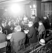 24.01.1971, Szczecin, Polska.
Miesiąc po zakończeniu grudniowych strajków 1970 roku, robotnicy Szczecina znów zastrajkowali. Na rozmowy z nimi, do Stoczni im. A. Warskiego, przyjechał I sekretarz KC PZPR Edward Gierek z przedstawicielami rządu. Nz. stoczniowcy na świetlicy Stoczni Szczecińskiej im. Adolfa Warskiego w czasie spotkania z kierownictwem partyjno-rządowym.
Fot. Maciej Jasiecki, zbiory Ośrodka KARTA