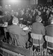 24.01.1971, Szczecin, Polska.
Miesiąc po zakończeniu grudniowych strajków 1970 roku, robotnicy Szczecina znów zastrajkowali. Na rozmowy z nimi, do Stoczni im. A. Warskiego, przyjechał I sekretarz KC PZPR Edward Gierek z przedstawicielami rządu. Nz. stoczniowcy na świetlica Stoczni Szczecińskiej im. Adolfa Warskiego w czasie spotkania z kierownictwem partyjno-rządowym.
Fot. Maciej Jasiecki, zbiory Ośrodka KARTA