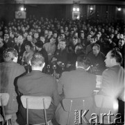 24.01.1971, Szczecin, Polska.
Miesiąc po zakończeniu grudniowych strajków 1970 roku, robotnicy Szczecina znów zastrajkowali. Na rozmowy z nimi, do Stoczni im. A. Warskiego, przyjechał I sekretarz KC PZPR Edward Gierek z przedstawicielami rządu. Nz. stoczniowcy na świetlica Stoczni Szczecińskiej im. Adolfa Warskiego w czasie spotkania z kierownictwem partyjno-rządowym.
Fot. Maciej Jasiecki, zbiory Ośrodka KARTA