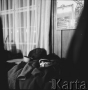24.01.1971, Szczecin, Polska.
Miesiąc po zakończeniu grudniowych strajków 1970 roku, robotnicy Szczecina znów zastrajkowali. Na rozmowy z nimi, do Stoczni im. A. Warskiego, przyjechał I sekretarz KC PZPR Edward Gierek z przedstawicielami rządu. Nz. świetlica Stoczni Szczecińskiej im. Adolfa Warskiego. Czapka generała Wojciecha Jaruzelskiego i kask stoczniowca. 
Fot. Maciej Jasiecki, zbiory Ośrodka KARTA