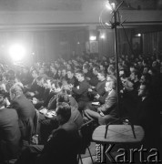 24.01.1971, Szczecin, Polska.
Miesiąc po zakończeniu grudniowych strajków 1970 roku, robotnicy Szczecina znów zastrajkowali. Na rozmowy z nimi, do Stoczni im. A. Warskiego, przyjechał I sekretarz KC PZPR Edward Gierek z przedstawicielami rządu. Nz. stoczniowcy na świetlicy Stoczni Szczecińskiej im. Adolfa Warskiego w czasie spotkania z kierownictwem partyjno-rządowym.
Fot. Maciej Jasiecki, zbiory Ośrodka KARTA