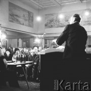 24.01.1971, Szczecin, Polska.
Miesiąc po zakończeniu grudniowych strajków 1970 roku, robotnicy Szczecina znów zastrajkowali. Na rozmowy z nimi, do Stoczni im. A. Warskiego, przyjechał I sekretarz KC PZPR Edward Gierek z przedstawicielami rządu. Nz. stoczniowcy na świetlicy Stoczni Szczecińskiej im. Adolfa Warskiego w czasie spotkania z kierownictwem partyjno-rządowym.
Fot. Maciej Jasiecki, zbiory Ośrodka KARTA
