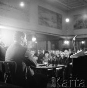 24.01.1971, Szczecin, Polska.
Miesiąc po zakończeniu grudniowych strajków 1970 roku, robotnicy Szczecina znów zastrajkowali. Na rozmowy z nimi, do Stoczni im. A. Warskiego, przyjechał I sekretarz KC PZPR Edward Gierek z przedstawicielami rządu. Nz. stoczniowcy na świetlicy Stoczni Szczecińskiej im. Adolfa Warskiego w czasie spotkania z kierownictwem partyjno-rządowym.
Fot. Maciej Jasiecki, zbiory Ośrodka KARTA