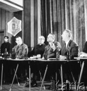 24.01.1971, Szczecin, Polska.
Miesiąc po zakończeniu grudniowych strajków 1970 roku, robotnicy Szczecina znów zastrajkowali. Na rozmowy z nimi, do Stoczni im. A. Warskiego, przyjechał I sekretarz KC PZPR Edward Gierek z przedstawicielami rządu. Nz. od lewej Franciszek Szlachcic (minister spraw wewnętrznych), Franciszek Wilanowski (członek Komitetu Strajkowego), Piotr Jaroszewicz (premier), Edward Gierek (I sekretarz KC PZPR). Świetlica Stoczni Szczecińskiej im. Adolfa Warskiego.
Fot. Maciej Jasiecki, zbiory Ośrodka KARTA