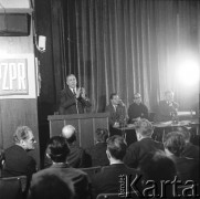 24.01.1971, Szczecin, Polska.
Miesiąc po zakończeniu grudniowych strajków 1970 roku, robotnicy Szczecina znów zastrajkowali. Na rozmowy z nimi, do Stoczni im. A. Warskiego, przyjechał I sekretarz KC PZPR Edward Gierek z przedstawicielami rządu. Nz. przemawia Edward Gierek (I sekretarz KC PZPR). Po jego lewej Franciszek Szlachcic (minister spraw wewnętrznych), Franciszek Wilanowski (członek Komitetu Strajkowego), Piotr Jaroszewicz (premier). Świetlica Stoczni Szczecińskiej im. Adolfa Warskiego.
Fot. Maciej Jasiecki, zbiory Ośrodka KARTA