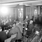 24.01.1971, Szczecin, Polska.
Miesiąc po zakończeniu grudniowych strajków 1970 roku, robotnicy Szczecina znów zastrajkowali. Na rozmowy z nimi, do Stoczni im. A. Warskiego, przyjechał I sekretarz KC PZPR Edward Gierek z przedstawicielami rządu. Nz. przemawia członek Komitetu Strajkowego. Świetlica Stoczni Szczecińskiej im. Adolfa Warskiego.
Fot. Maciej Jasiecki, zbiory Ośrodka KARTA