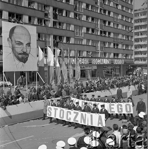1.05.1971, Szczecin, Polska.
Pochód pierwszomajowy w Alei Wyzwolenia. Jego uczestnicy wznosili hasła domagające się ukarania winnych wydarzeń grudniowych 1970 r. . Na zdjęciu: przed trybuną honorową przechodzi delegacja ze Stoczni im. Adolfa Warskiego. Wśród dygnitarzy partyjnych (stoi na trybunie, na wysokości godła) sekretarz Komitetu Centralnego PZPR Kazimierz Barcikowski.
Fot. Maciej Jasiecki, zbiory Ośrodka KARTA