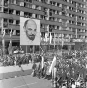 1.05.1971, Szczecin, Polska.
Pochód pierwszomajowy w Alei Wyzwolenia. Jego uczestnicy wznosili hasła domagające się ukarania winnych wydarzeń grudniowych 1970 r. Na zdjęciu: przed trybuną honorową przechodzi grupa osób z transparentem: 