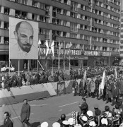 1.05.1971, Szczecin, Polska.
Pochód pierwszomajowy w Alei Wyzwolenia. Jego uczestnicy wznosili hasła domagające się ukarania winnych wydarzeń grudniowych 1970 r. Na zdjęciu przed trybuną honorową przechodzi grupa osób z transparentem: 
