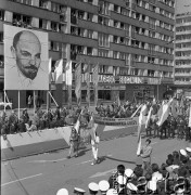 1.05.1971, Szczecin, Polska.
Pochód pierwszomajowy w Alei Wyzwolenia. Jego uczestnicy wznosili hasła domagające się ukarania winnych wydarzeń grudniowych 1970 r. Na zdjęciu przed trybuną honorową przechodzi grupa osób z transparentem: 