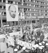 1.05.1971, Szczecin, Polska.
Pochód pierwszomajowy w Alei Wyzwolenia. Jego uczestnicy wznosili hasła domagające się ukarania winnych wydarzeń grudniowych 1970 r. Na zdjęciu: przed trybuną honorową przechodzi delagacja ze Szczecińskiej Stoczni Remontowej. Wśród dygnitarzy partyjnych (stoi na trybunie, na wysokości godła) sekretarz Komitetu Centralnego PZPR Kazimierz Barcikowski.
Fot. Maciej Jasiecki, zbiory Ośrodka KARTA