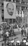1.05.1971, Szczecin, Polska.
Pochód pierwszomajowy w Alei Wyzwolenia. Na zdjęciu przed trybuną honorową zatrzymała się grupa osób domagająca się ukarania winnych wydarzeń grudniowych 1970 r. Wśród dygnitarzy partyjnych (stoi na trybunie, na wysokości godła) sekretarz Komitetu Centralnego PZPR Kazimierz Barcikowski.
Fot. Maciej Jasiecki, zbiory Ośrodka KARTA