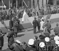 1.05.1971, Szczecin, Polska.
Pochód pierwszomajowy w Alei Wyzwolenia. Na zdjęciu przed trybuną honorową zatrzymała się grupa osób domagająca się ukarania winnych wydarzeń grudniowych 1970 r. Wśród dygnitarzy partyjnych (stoi na trybunie, na wysokości godła) sekretarz Komitetu Centralnego PZPR Kazimierz Barcikowski.
Fot. Maciej Jasiecki, zbiory Ośrodka KARTA