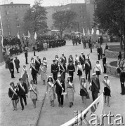 Październik 1971, Szczecin, Polska.
Reportaż dokumentujący obchody rocznicy XXV-lecia nauki polskiej na Pomorzu Zachodnim. Inauguracja roku akademickiego 1971/1972. Poczet sztandarowy.
Fot. Maciej Jasiecki, zbiory Ośrodka KARTA