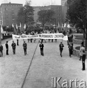 Październik 1971, Szczecin, Polska.
Reportaż dokumentujący obchody rocznicy XXV-lecia nauki polskiej na Pomorzu Zachodnim. Inauguracja roku akademickiego 1971/1972. Studenci z transparentem.
Fot. Maciej Jasiecki, zbiory Ośrodka KARTA