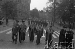 Październik 1971, Szczecin, Polska.
Reportaż dokumentujący obchody rocznicy XXV-lecia nauki polskiej na Pomorzu Zachodnim. Inauguracja roku akademickiego 1971/1972. Rektorzy szczecińskich uczelni na Placu Grunwaldzkim.
Fot. Maciej Jasiecki, zbiory Ośrodka KARTA