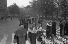 Październik 1971, Szczecin, Polska.
Reportaż dokumentujący obchody rocznicy XXV-lecia nauki polskiej na Pomorzu Zachodnim. Inauguracja roku akademickiego 1971/1972. Rektorzy szczecińskich uczelni na Placu Grunwaldzkim.
Fot. Maciej Jasiecki, zbiory Ośrodka KARTA