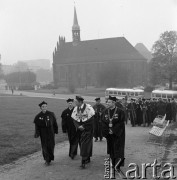 Październik 1971, Szczecin, Polska.
Reportaż dokumentujący obchody rocznicy XXV-lecia nauki polskiej na Pomorzu Zachodnim. Inauguracja roku akademickiego 1971/1972. Rektorzy szczecińskich uczelni. W tle kościół św. Piotra i Pawła.
Fot. Maciej Jasiecki, zbiory Ośrodka KARTA