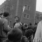 Październik 1971, Szczecin, Polska.
Reportaż dokumentujący obchody rocznicy XXV-lecia nauki polskiej na Pomorzu Zachodnim. Inauguracja roku akademickiego 1971/1972. Poczet sztandarowy. W tle Zamek Książąt Pomorskich.
Fot. Maciej Jasiecki, zbiory Ośrodka KARTA