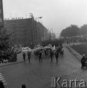 Październik 1971, Szczecin, Polska.
Reportaż dokumentujący obchody rocznicy XXV-lecia nauki polskiej na Pomorzu Zachodnim. Inauguracja roku akademickiego 1971/1972. Studenci z transparentem na pl. Żołnierza Polskiego.
Fot. Maciej Jasiecki, zbiory Ośrodka KARTA
