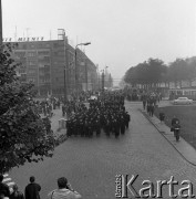 Październik 1971, Szczecin, Polska.
Reportaż dokumentujący obchody rocznicy XXV-lecia nauki polskiej na Pomorzu Zachodnim. Inauguracja roku akademickiego 1971/1972. Profesorowie na pl. Żołnierza Polskiego.
Fot. Maciej Jasiecki, zbiory Ośrodka KARTA