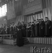 Październik 1971, Szczecin, Polska.
Reportaż dokumentujący obchody rocznicy XXV-lecia nauki polskiej na Pomorzu Zachodnim. Inauguracja roku akademickiego 1971/1972 w sali Wojewódzkiego Domu Sportu, ul. Wąska 4. Rektorzy szczecińskich uczelni.
Fot. Maciej Jasiecki, zbiory Ośrodka KARTA