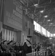 Październik 1971, Szczecin, Polska.
Reportaż dokumentujący obchody rocznicy XXV-lecia nauki polskiej na Pomorzu Zachodnim. Inauguracja roku akademickiego 1971/1972 w sali Wojewódzkiego Domu Sportu, ul. Wąska 4. Rektorzy szczecińskich uczelni.
Fot. Maciej Jasiecki, zbiory Ośrodka KARTA