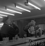 Październik 1971, Szczecin, Polska.
Reportaż dokumentujący obchody rocznicy XXV-lecia nauki polskiej na Pomorzu Zachodnim. Inauguracja roku akademickiego 1971/1972. Rektorzy szczecińskich uczelni w stołówce.
Fot. Maciej Jasiecki, zbiory Ośrodka KARTA
