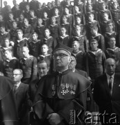 Październik 1971, Szczecin, Polska.
Reportaż dokumentujący obchody rocznicy XXV-lecia nauki polskiej na Pomorzu Zachodnim. Inauguracja roku akademickiego 1971/1972 w sali Wojewódzkiego Domu Sportu, ul. Wąska 4. Wśród uczestników uroczystoścu rektor Pomorskiej Akademii Medycznej prof. Adam Krechowiecki.
Fot. Maciej Jasiecki, zbiory Ośrodka KARTA
