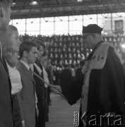 Październik 1971, Szczecin, Polska.
Reportaż dokumentujący obchody rocznicy XXV-lecia nauki polskiej na Pomorzu Zachodnim. Inauguracja roku akademickiego 1971/1972 w sali Wojewódzkiego Domu Sportu, ul. Wąska 4. 
Fot. Maciej Jasiecki, zbiory Ośrodka KARTA
