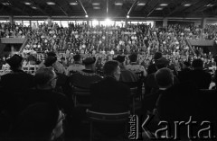Październik 1971, Szczecin, Polska.
Reportaż dokumentujący obchody rocznicy XXV-lecia nauki polskiej na Pomorzu Zachodnim. Inauguracja roku akademickiego 1971/1972 w sali Wojewódzkiego Domu Sportu, ul. Wąska 4. 
Fot. Maciej Jasiecki, zbiory Ośrodka KARTA