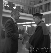 Październik 1971, Szczecin, Polska.
Reportaż dokumentujący obchody rocznicy XXV-lecia nauki polskiej na Pomorzu Zachodnim. Inauguracja roku akademickiego 1971/1972 w sali Wojewódzkiego Domu Sportu, ul. Wąska 4. Nz. m.in. minister żeglugi Jerzy Szopa (z lewej).
Fot. Maciej Jasiecki, zbiory Ośrodka KARTA