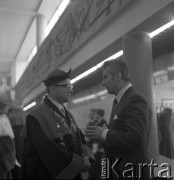 Październik 1971, Szczecin, Polska.
Reportaż dokumentujący obchody rocznicy XXV-lecia nauki polskiej na Pomorzu Zachodnim. Inauguracja roku akademickiego 1971/1972 w sali Wojewódzkiego Domu Sportu, ul. Wąska 4. Nz. m.in. minister żeglugi Jerzy Szopa (z prawej).
Fot. Maciej Jasiecki, zbiory Ośrodka KARTA