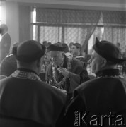 Październik 1971, Szczecin, Polska.
Reportaż dokumentujący obchody rocznicy XXV-lecia nauki polskiej na Pomorzu Zachodnim. Porfesorowie w stołówce. 
Fot. Maciej Jasiecki, zbiory Ośrodka KARTA