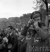 14.05.1972, Berlin, Niemiecka Republika Ludowa (NRD).
Uroczystość odsłonięcia Pomnika Żołnierza Polskiego i Niemieckiego Antyfaszysty. Nz. odznaczony żołnierz Wojska Polskiego fotografuje.
Fot. Maciej Jasiecki, zbiory Ośrodka KARTA