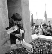 14.05.1972, Berlin, Niemiecka Republika Ludowa (NRD).
Uroczystość odsłonięcia Pomnika Żołnierza Polskiego i Niemieckiego Antyfaszysty. Nz. chłopiec z flagami Polski i NRD.
Fot. Maciej Jasiecki, zbiory Ośrodka KARTA