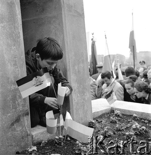 14.05.1972, Berlin, Niemiecka Republika Ludowa (NRD).
Uroczystość odsłonięcia Pomnika Żołnierza Polskiego i Niemieckiego Antyfaszysty. Nz. chłopiec z flagami Polski i NRD.
Fot. Maciej Jasiecki, zbiory Ośrodka KARTA