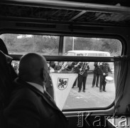 14.05.1972, Berlin, Niemiecka Republika Ludowa (NRD).
Uroczystość odsłonięcia Pomnika Żołnierza Polskiego i Niemieckiego Antyfaszysty. Nz. delegaci w drodze na uroczystość.
Fot. Maciej Jasiecki, zbiory Ośrodka KARTA
