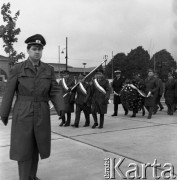 14.05.1972, Berlin, Niemiecka Republika Ludowa (NRD).
Uroczystość odsłonięcia Pomnika Żołnierza Polskiego i Niemieckiego Antyfaszysty. Nz. grupa żołnierzy polskich prowadzona przez żołnierza niemieckiego. 
Fot. Maciej Jasiecki, zbiory Ośrodka KARTA