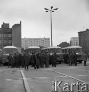 14.05.1972, Berlin, Niemiecka Republika Ludowa (NRD).
Uroczystość odsłonięcia Pomnika Żołnierza Polskiego i Niemieckiego Antyfaszysty. Nz. uczestnicy uroczystości przed autokorami.
Fot. Maciej Jasiecki, zbiory Ośrodka KARTA