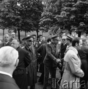 14.05.1972, Berlin, Niemiecka Republika Ludowa (NRD).
Uroczystość odsłonięcia Pomnika Żołnierza Polskiego i Niemieckiego Antyfaszysty. Nz. przywitanie, m.in. z ministrem obrony narodowej Wojciechem Jaruzelskim. 
Fot. Maciej Jasiecki, zbiory Ośrodka KARTA