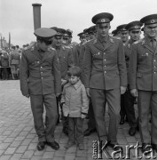 14.05.1972, Berlin, Niemiecka Republika Ludowa (NRD).
Uroczystość odsłonięcia Pomnika Żołnierza Polskiego i Niemieckiego Antyfaszysty. Nz. niemieccy żołnierze z dzieckiem.
Fot. Maciej Jasiecki, zbiory Ośrodka KARTA