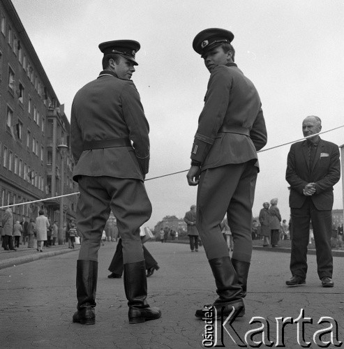 14.05.1972, Berlin, Niemiecka Republika Ludowa (NRD).
Uroczystość odsłonięcia Pomnika Żołnierza Polskiego i Niemieckiego Antyfaszysty. Nz. niemieccy żołnierze.
Fot. Maciej Jasiecki, zbiory Ośrodka KARTA
