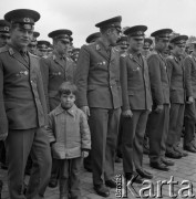 14.05.1972, Berlin, Niemiecka Republika Ludowa (NRD).
Uroczystość odsłonięcia Pomnika Żołnierza Polskiego i Niemieckiego Antyfaszysty. Nz. niemieccy żołnierze z dzieckiem.
Fot. Maciej Jasiecki, zbiory Ośrodka KARTA