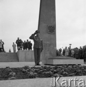 14.05.1972, Berlin, Niemiecka Republika Ludowa (NRD).
Uroczystość odsłonięcia Pomnika Żołnierza Polskiego i Niemieckiego Antyfaszysty. Nz. żołnierz polski salutuje pod pomnikiem.
Fot. Maciej Jasiecki, zbiory Ośrodka KARTA